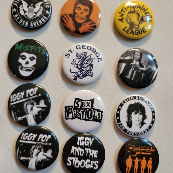 Brandy Melville Stickers and an Assorted Lot of Pins - Picture 8 of 8